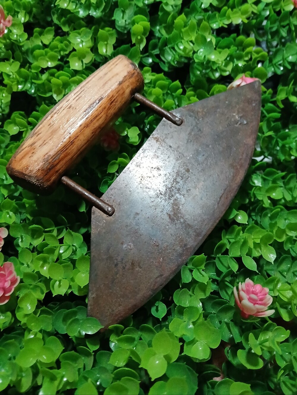 Vintage Rustic Curved Metal Kitchen Tool – Primitive Farmhouse Collectible